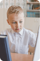 Дети за компьютерами с образовательными играми